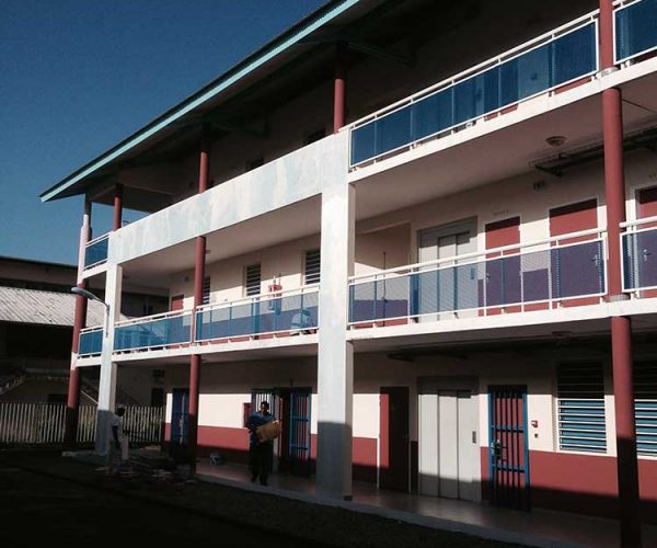 Mise en peinture - École de Cayenne - Guyane