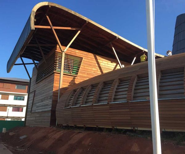 Mise en peinture et lasure de la Maison du Bois - Guyane 2